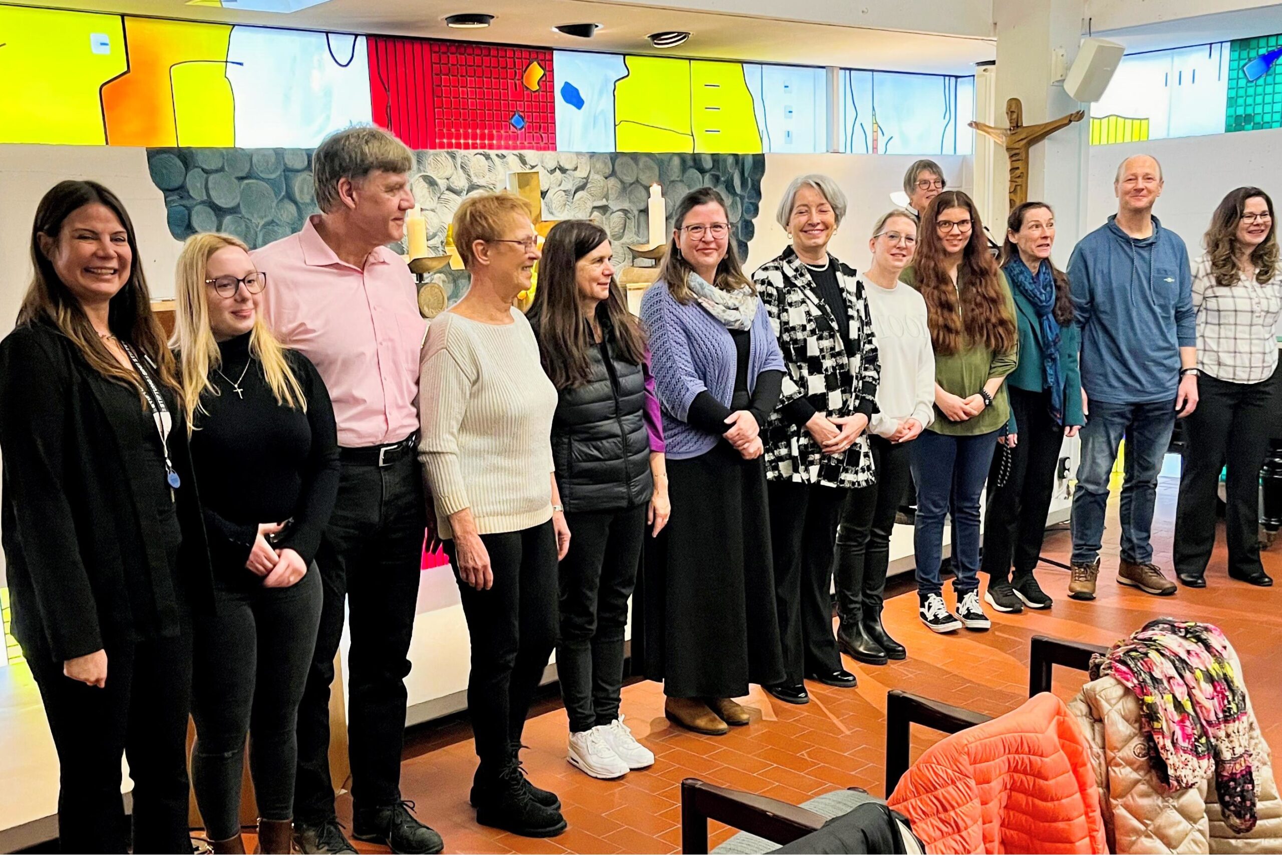 Die frisch eingesegneten Ehrenamtlichen im Hospizdienst der Martin Luther Stiftung Hanau, zusammen mit den Koordinatorinnen der Martin Luther Stiftung Hanau.
