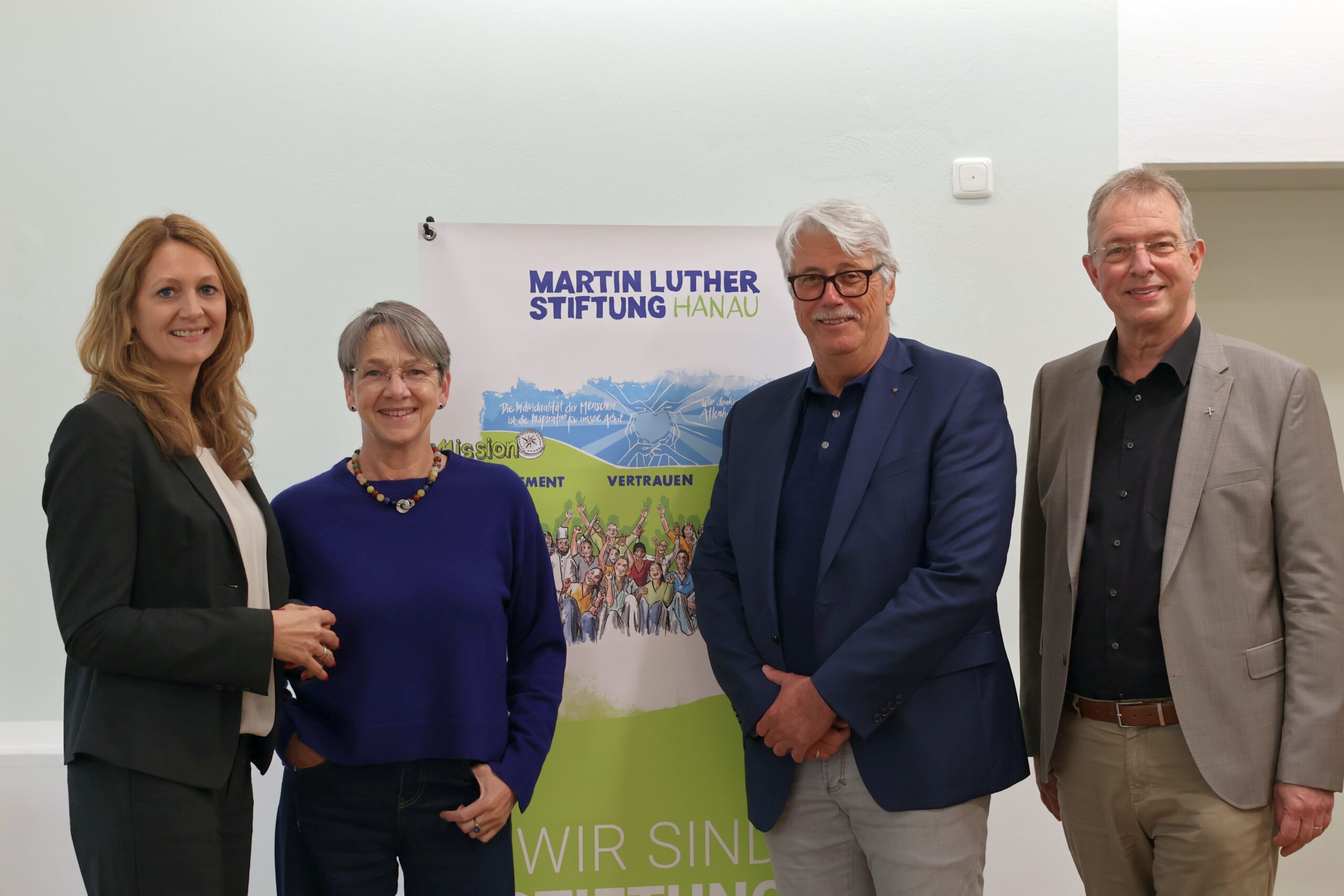 Ute_Engel_Neue_ARV_MLS Pfarrerin Ute Engel (2.v.l) ist die neue Aufsichtsratsvorsitzende der Martin Luther Stiftung. Ihre Stellvertreterin ist Natasha Rohde (1.v.l.). Engels Vorgänger ist Dr. Norbert Reichhold (2.v.r.). Dekan Wilhelm Hammann (1.v.r.) scheidet als Stiftungsratsvorsitzender aus