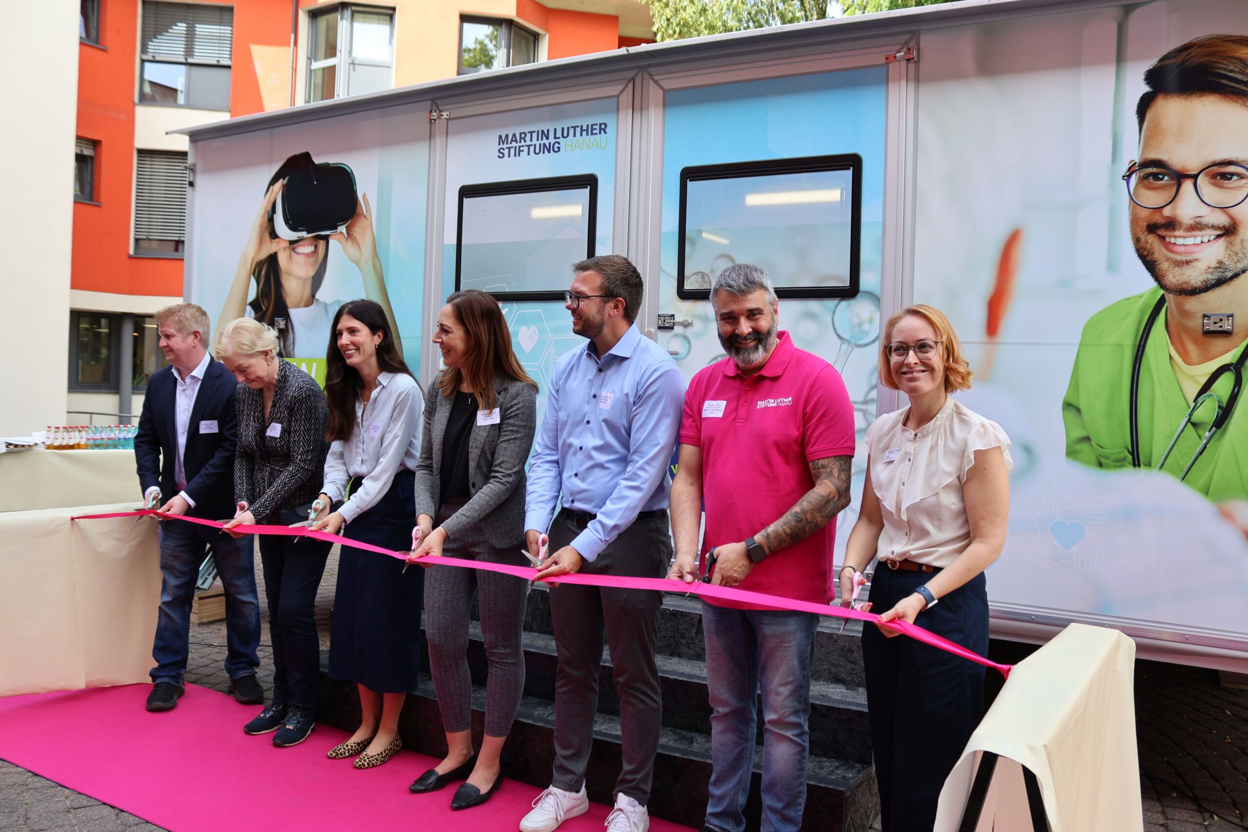 Bei der feierlichen Eröffnung des Mobilen Skills Lab: Andreas Jäger, Stadtrat Hanau, Erika Schulte, Leitung Wirtschaftsförderung (a.D.), Salomé Eggler, Google, Isabelle Hemsley, Stadträtin Hanau, Dr. Maximilian Bieri, Bürgermeister Hanau, Thorsten Hitzel, Vorstandsvorsitzender Martin Luther Stiftung Hanau, Jasmin Modis, Projektleiterin Mobiles Skills Lab der Martin Luther Stiftung Hanau (v.l.n.r.) (Foto: Martin Luther Stiftung Hanau).
