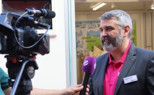 Wie lassen sich Berührungsängste vor Pflege abbauen? SAT.1 Hessen zeigt in einem aktuellen Fernsehbeitrag, wie Menschen im Mobilen Skills Lab der Martin Luther Stiftung typische Pflegesituationen an einer modernen Simulationspuppe üben können – realitätsnah, praxisorientiert und ohne Risiko für echte Patientinnen und Patienten.